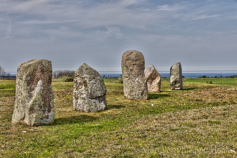 Pierres runiques 4808.jpg - Les pierres runiques sont des pierres dressées et gravées, qui ont souvent été placées, à l'ère des Vikings, à proximité de tombes, mais l'ont aussi été pour commémorer d'autres évènements. Les 1ères datent du IVè s., les plus "récentes" du XIIès. Grönhöger, Suède.